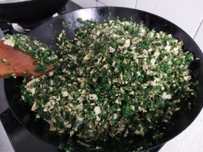 加入盐翻炒均匀