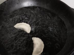 锅里入水烧开