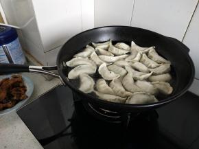 再下去饺子