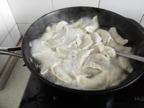 大火烧开饺子漂浮即可