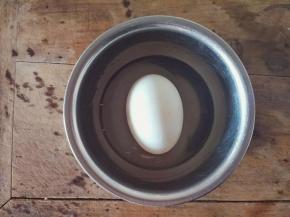 在碗里倒入小半碗白酒，把海鸭蛋在里面滚一边，再把海鸭蛋在盐里滚一边，裹满盐最好