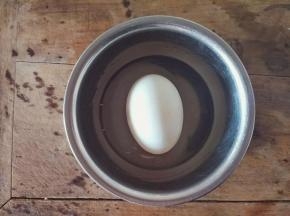 在碗里倒入小半碗白酒，把海鸭蛋在里面滚一边，再把海鸭蛋在盐里滚一边，裹满盐最好