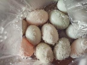 准备一个干净的袋子，把裹好盐的鸭蛋一个一个放入，或者把裹好盐的海鸭蛋再裹一层保鲜膜