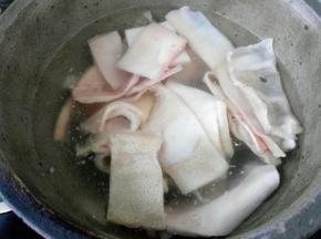 猪皮拔干净毛凉水放入，煮沸焯烫2—3分钟