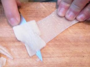 用刀削去猪皮上的脂肪