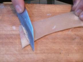 翻面用刀刮去表皮污垢