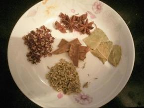 准备调味料，花椒，八角，桂皮，小茴香，香叶,放入调料宝里