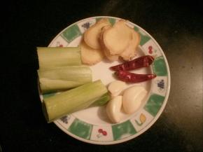 大葱切断，生姜切片，大蒜，辣椒适量