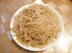 猪皮切成细丝