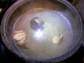 锅里注水，放入调味料，放入切好的猪皮，大火煮开