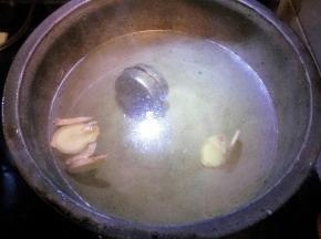 锅里注水，放入调味料，放入切好的猪皮，大火煮开