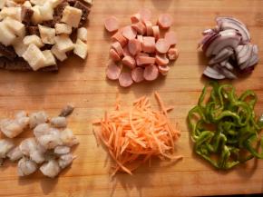 准备材料，吐司片切下来的边角料切成小块。