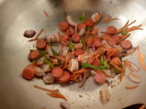 大虾用大喜大烤肉酱腌一下，与其它配料入锅炒熟。(青椒，胡萝卜，洋葱每一样都留出一点一会做装饰)