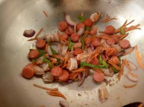 大虾用大喜大烤肉酱腌一下，与其它配料入锅炒熟。(青椒，胡萝卜，洋葱每一样都留出一点一会做装饰)