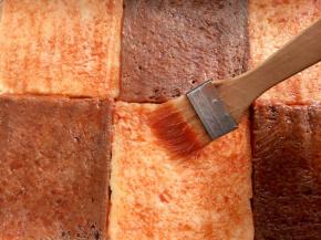 吐司片上刷番茄酱