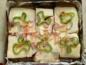 把之前预留的配料摆在上面。烤箱200度预热10分钟后放入烤箱中层烤5分钟。