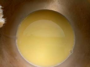 牛奶，黄油放入小奶锅小火加热至融化。