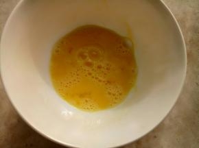 鸡蛋打散。