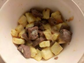 吐司碎放入牛奶黄油里拌匀，再把鸡蛋液倒入拌匀。