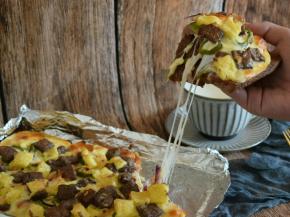 儿子迫不及待的拿了一块，哈哈。