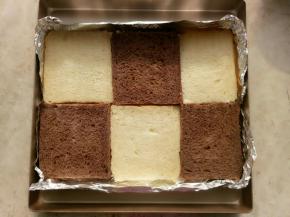 烤盘里铺上锡纸，吐司片切成正方形(我用的山形吐司)放在锡纸上，可以用一种口味的吐司(我正好做了原味和可可味的就用了两种)