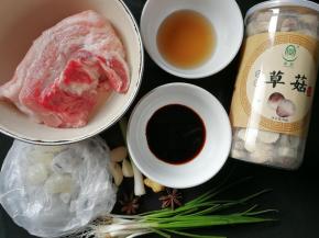 准备好材料：没有鲜草菇用40克冻干草菇替代