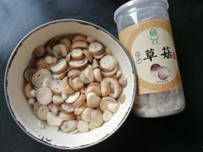 把冻干的草菇水泡1-2分钟，沥干备用