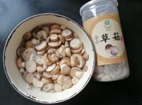 把冻干的草菇水泡1-2分钟，沥干备用