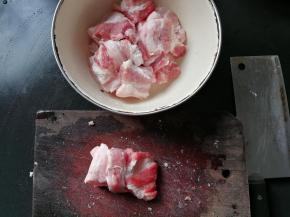 五花肉洗净切块备用