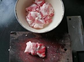 五花肉洗净切块备用