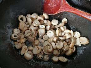 冷锅下油几分钟后倒入沥干的草菇，煸炒几分钟盛出备用