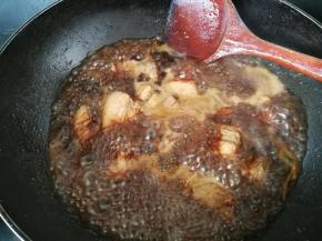 放入适量的盐和清水，开大火煮沸