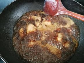 放入适量的盐和清水，开大火煮沸