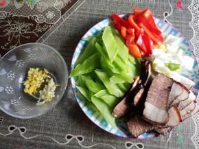 需要的材料切好备用。