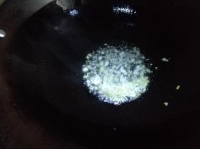 油烧热放姜蒜炒香