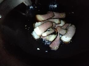 放腊肉炒出油