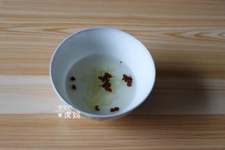 将花椒、生姜丝放在碗里，倒入30g热水浸泡半小时后过滤得到花椒水；
