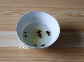 将花椒、生姜丝放在碗里，倒入30g热水浸泡半小时后过滤得到花椒水；