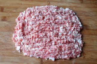 将瘦肉、肥肉一起剁成肉糜；