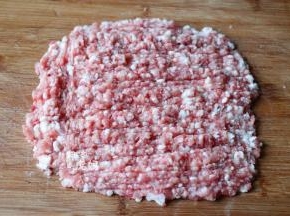 将瘦肉、肥肉一起剁成肉糜；