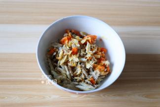 剥出蟹黄和蟹肉，这一步好折磨人，每次挑出蟹黄、蟹肉的时候都好想往嘴里送；