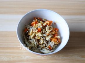 剥出蟹黄和蟹肉，这一步好折磨人，每次挑出蟹黄、蟹肉的时候都好想往嘴里送；