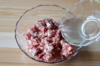 花椒水分3次加入肉糜中，用筷子同一个方向搅拌均匀；