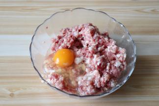 加入鸡蛋，筷子顺时针搅拌几分钟搅打上劲；