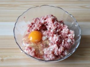 加入鸡蛋，筷子顺时针搅拌几分钟搅打上劲；