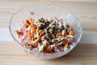 倒入蟹黄和蟹肉搅拌均匀；