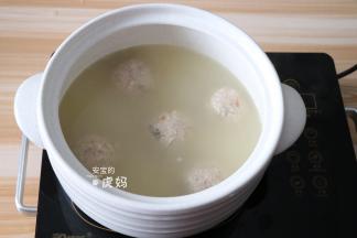 将肉丸放进砂锅内，再沿锅壁倒入事先煮沸的高汤，大火煮开后转小火炖煮1小时左右；