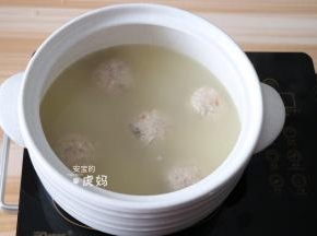将肉丸放进砂锅内，再沿锅壁倒入事先煮沸的高汤，大火煮开后转小火炖煮1小时左右；