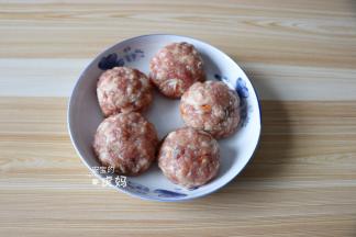 搓成肉丸待用；