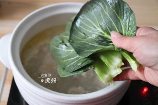 快要出锅前放入青菜炖煮熟，再装入容器中即可；